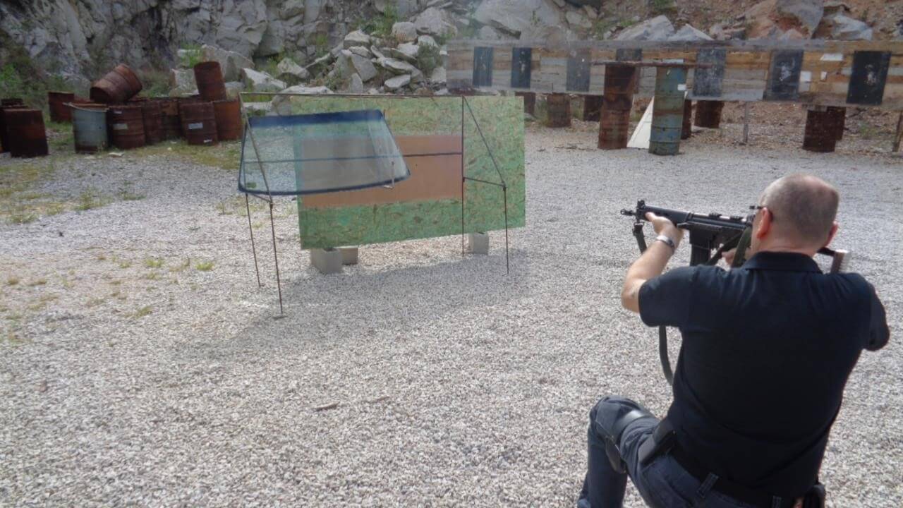 Ensaio de disparo realizado contra amostra de vidro blindado